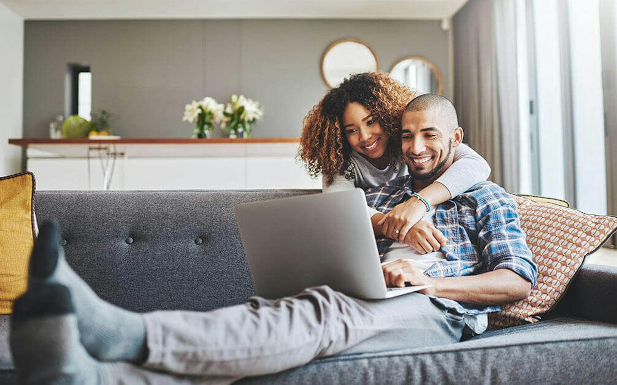 Casal usando a internet