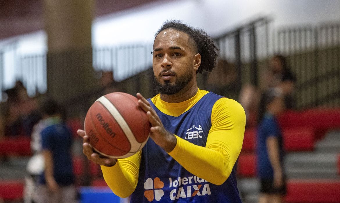 Homem jogando basquete