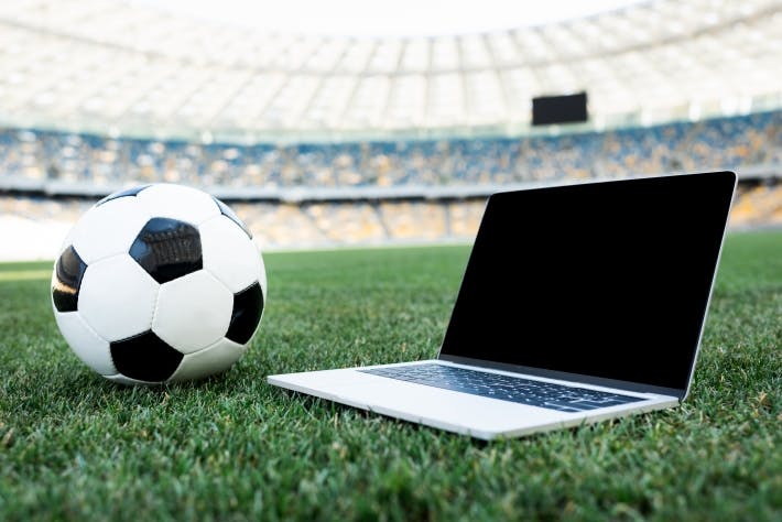 Computador e bola de futebol
