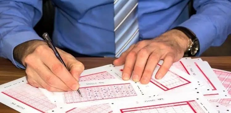 Hombre marcando boletos de lotería