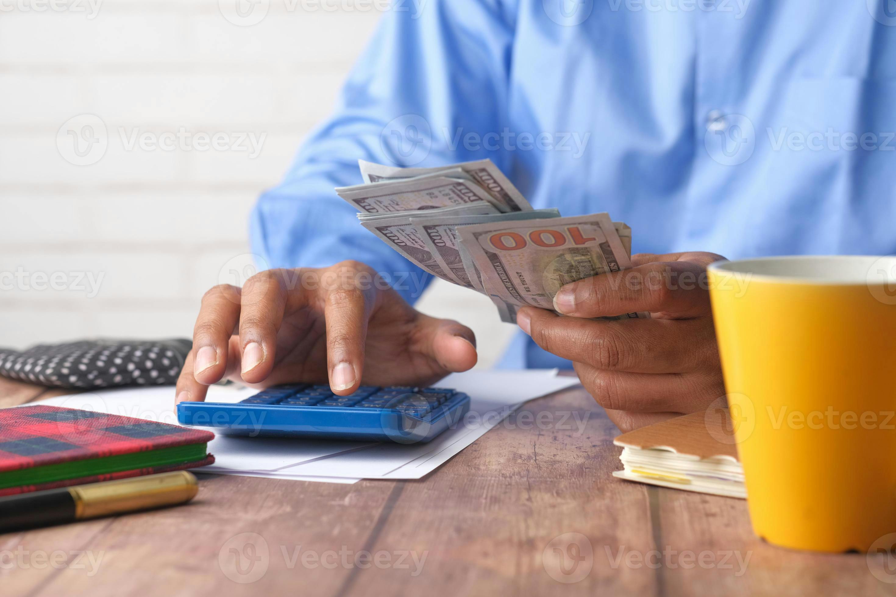 Hombre contando dinero