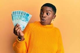 Mujer sosteniendo dinero