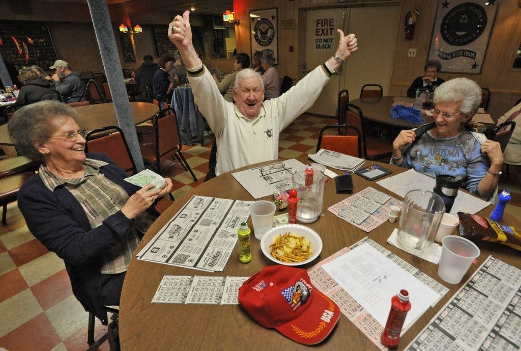 Pessoas idosas felizes jogando bingo