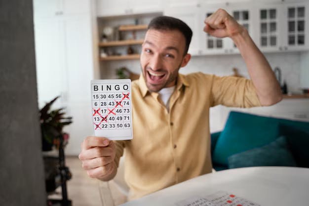 Homem segurando cartela de bingo