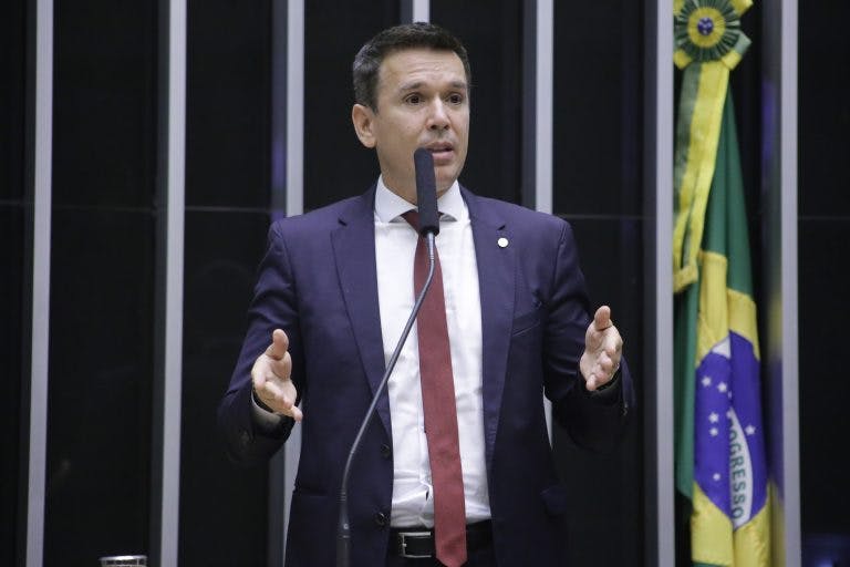 Homem falando ao microfone