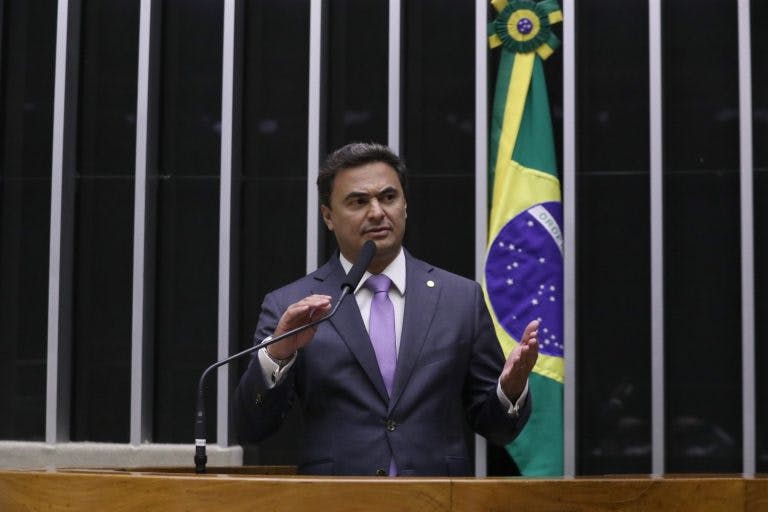 Homem falando ao microfone