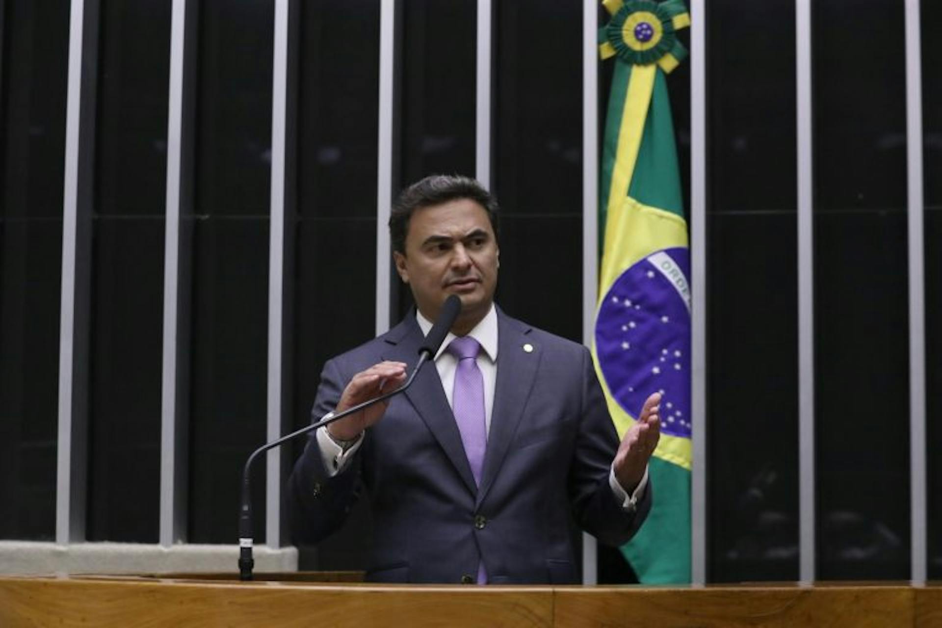 Hombre hablando en el micrófono