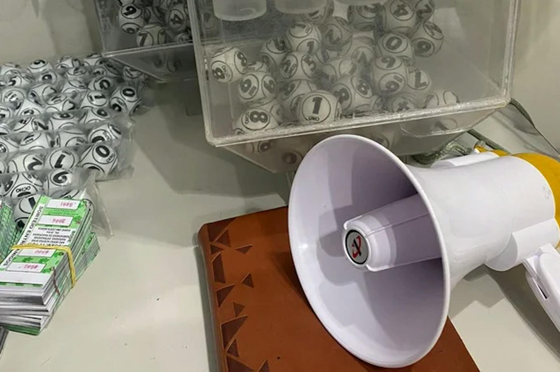 Bolas de lotería y altavoz