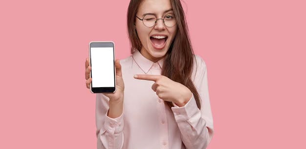 Mulher apontando para celular