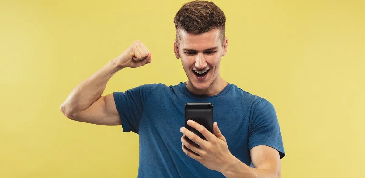 Hombre animando y sosteniendo un celular