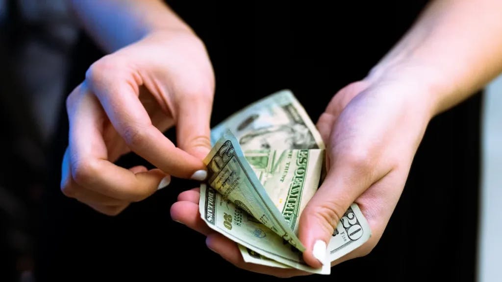 Manos contando dinero