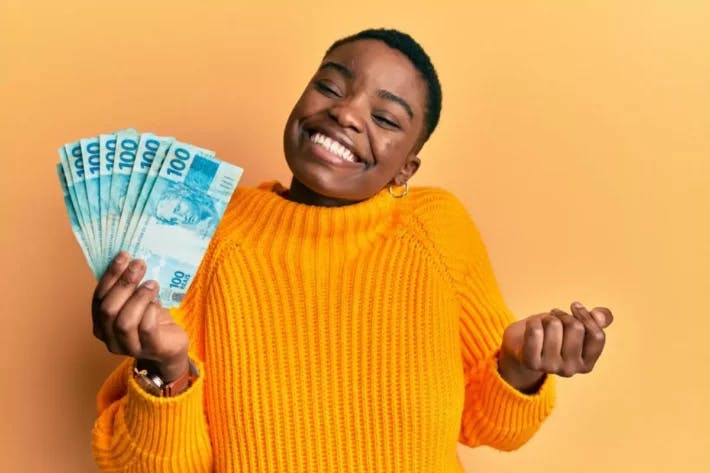 Mujer sosteniendo dinero