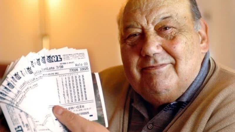 Hombre y billetes de lotería
