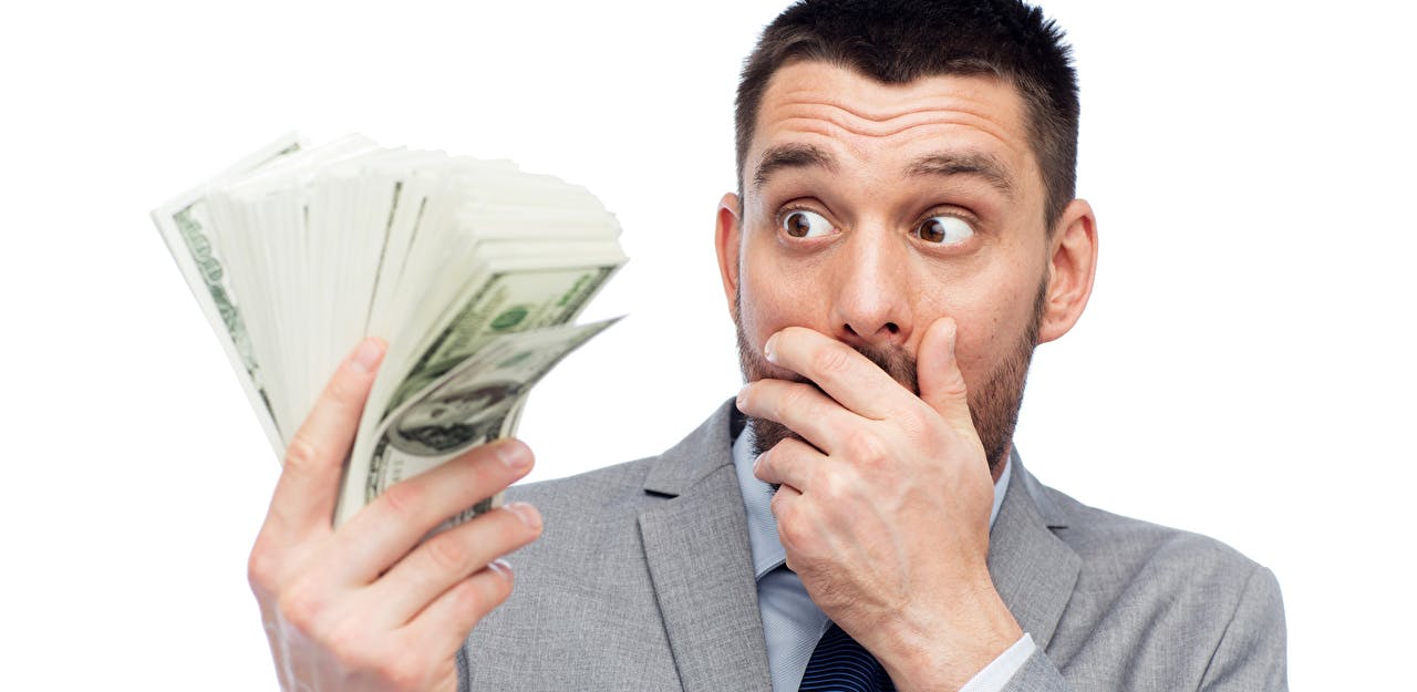 Hombre sorprendido con dinero