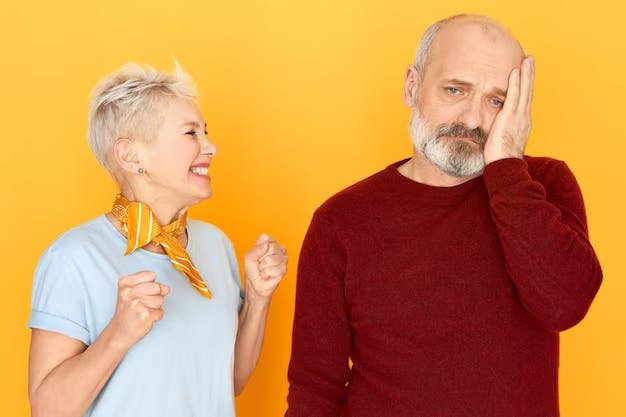 Mujer feliz y hombre triste