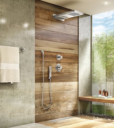 Banheiro com revestimento em madeira