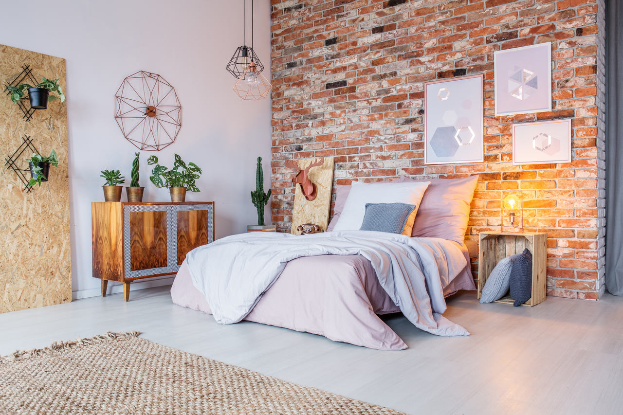 Quarto com decoração industrial, parede de tijolo aparente