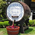 Foto de um barril de vinho escrito São Roque Terra do Vinho