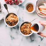 Foto de mesa com duas tigelas de mingau de aveia