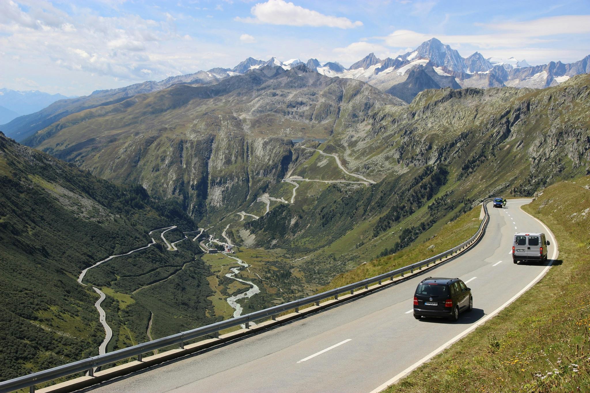 Un coche hay que vivirlo, llenarlo de experiencias, descubrir nuevos lugares, subir el volumen y disfrutar de tu música favorita, bajar la ventanilla y dejar inundar tus pulmones de la brisa de la sierra… así es como lo ve mucha gente, pero especialmente nuestros cardivers, esa gente que ya ha descubierto una nueva forma de movilidad: el coche por suscripción.