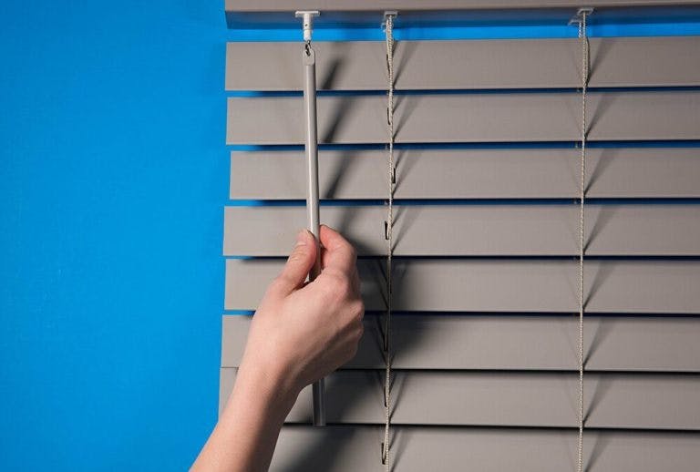 Blinds Vs Shades How To Make The Right Choice For Your Home Com Blog Blinds Vs Shades How To Make The, How To Close A Blind Curtain