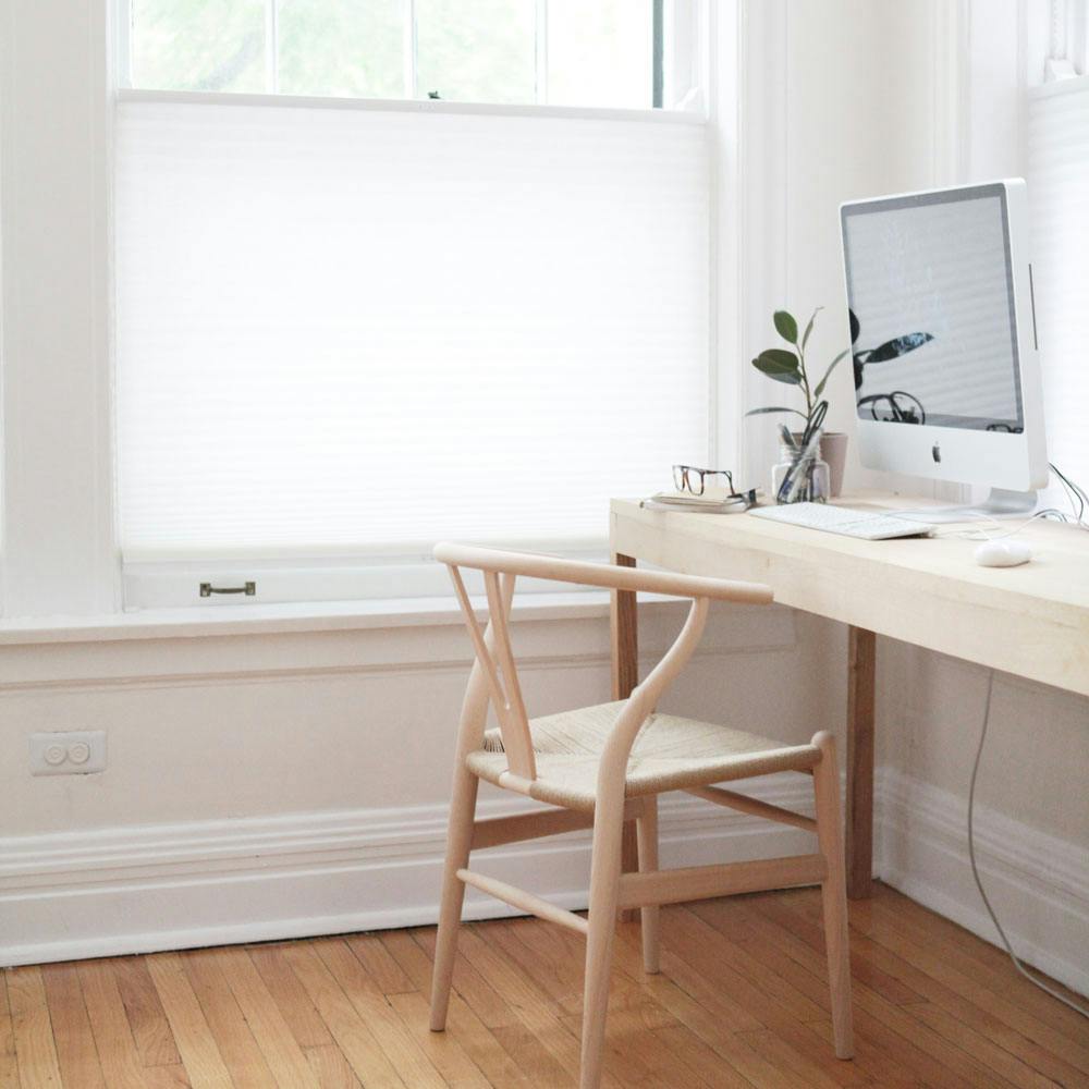 minimalistische home office homeschool room
