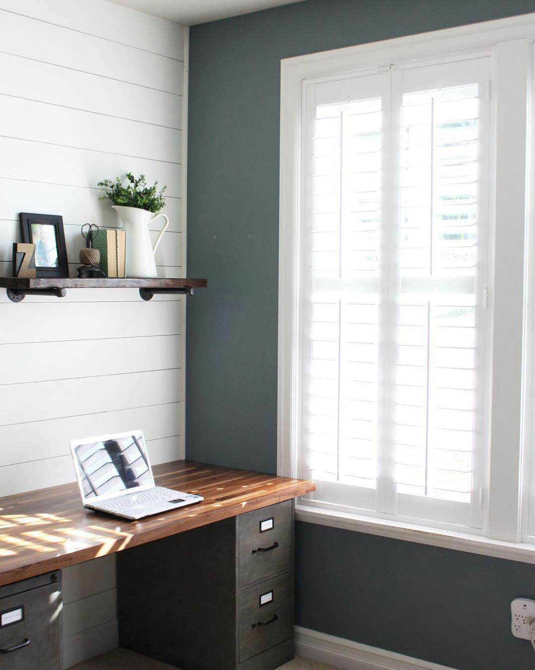 pokój w domu z biurkiem DIY na szafkach na dokumenty i okiennicach