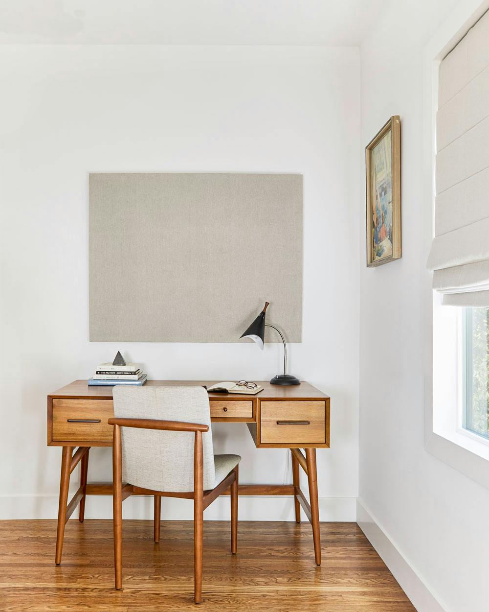  petit bureau d'école à la maison dans la chambre d'amis 