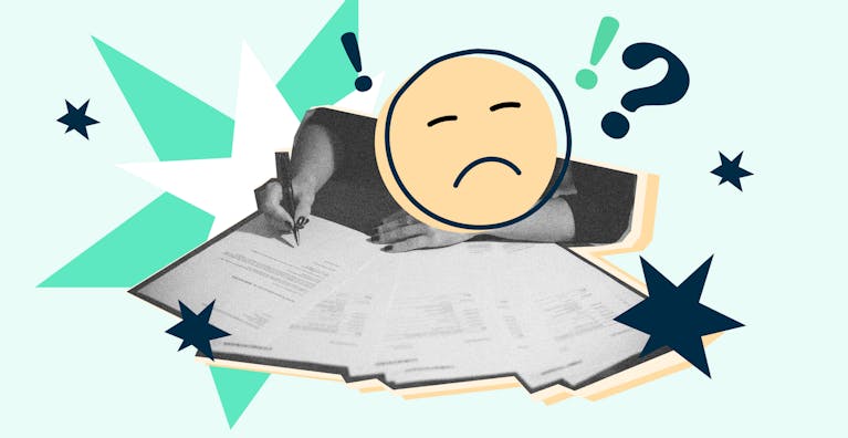 Une personne qui signe pleins de documents