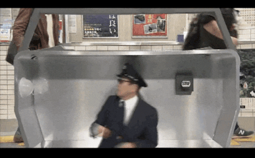 gif coréen qui valide les tickets de métro
