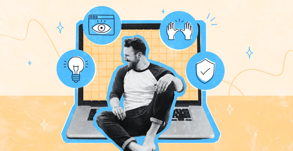 Un homme content devant un ordinateur