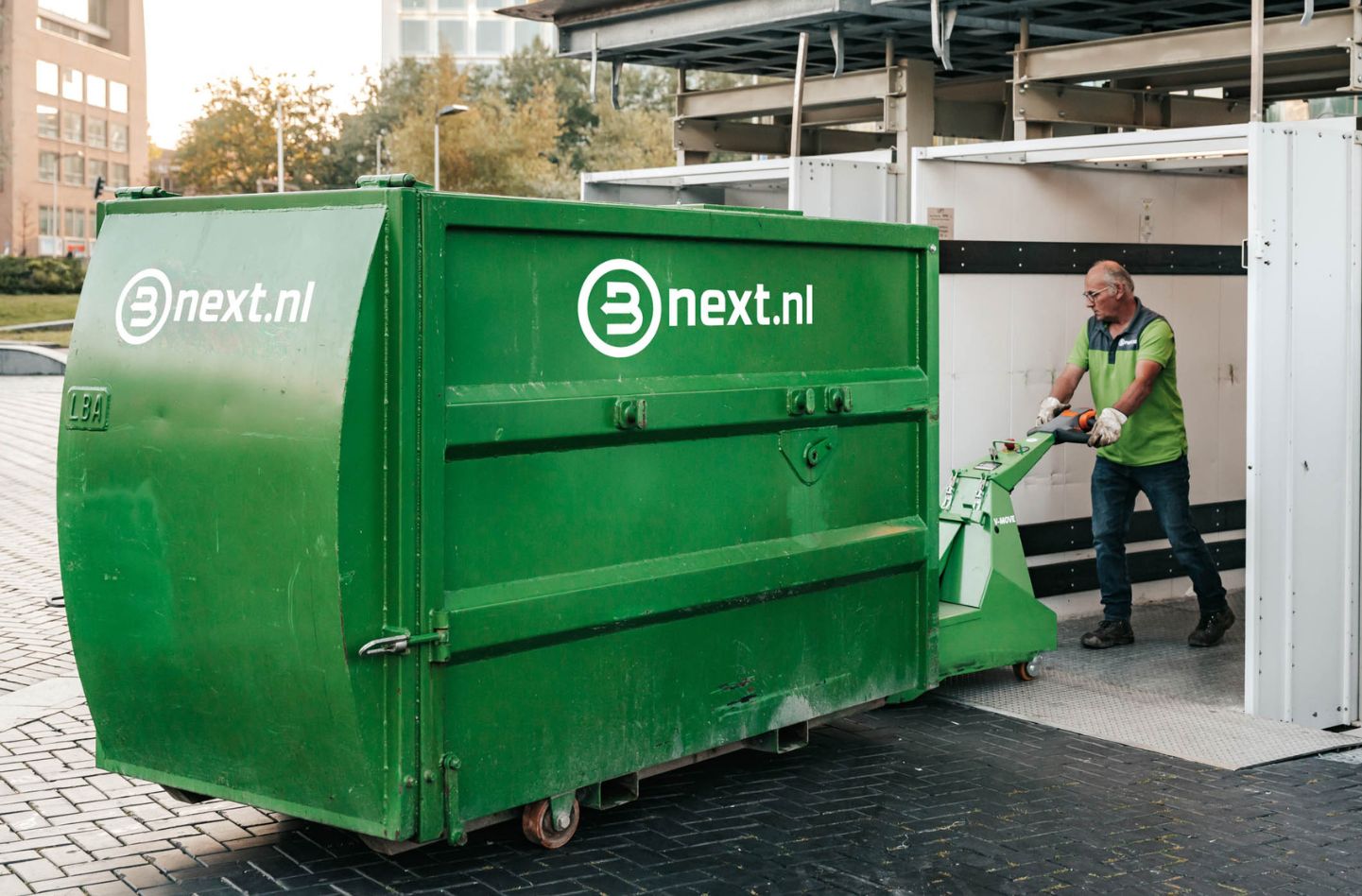 Perscontainer plaatsen bij hotel