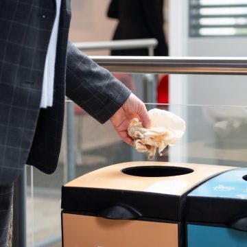 Een tissue wordt weggegooid