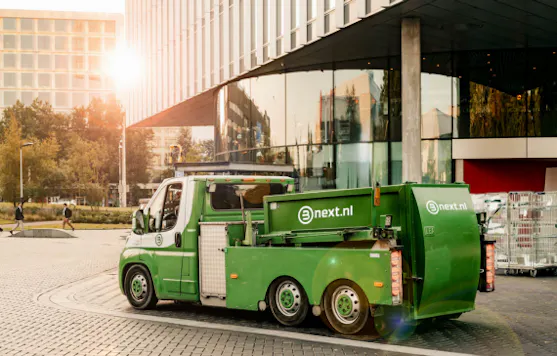 Een minipers van Bnext.nl wordt opgehaald in een stadse omgeving