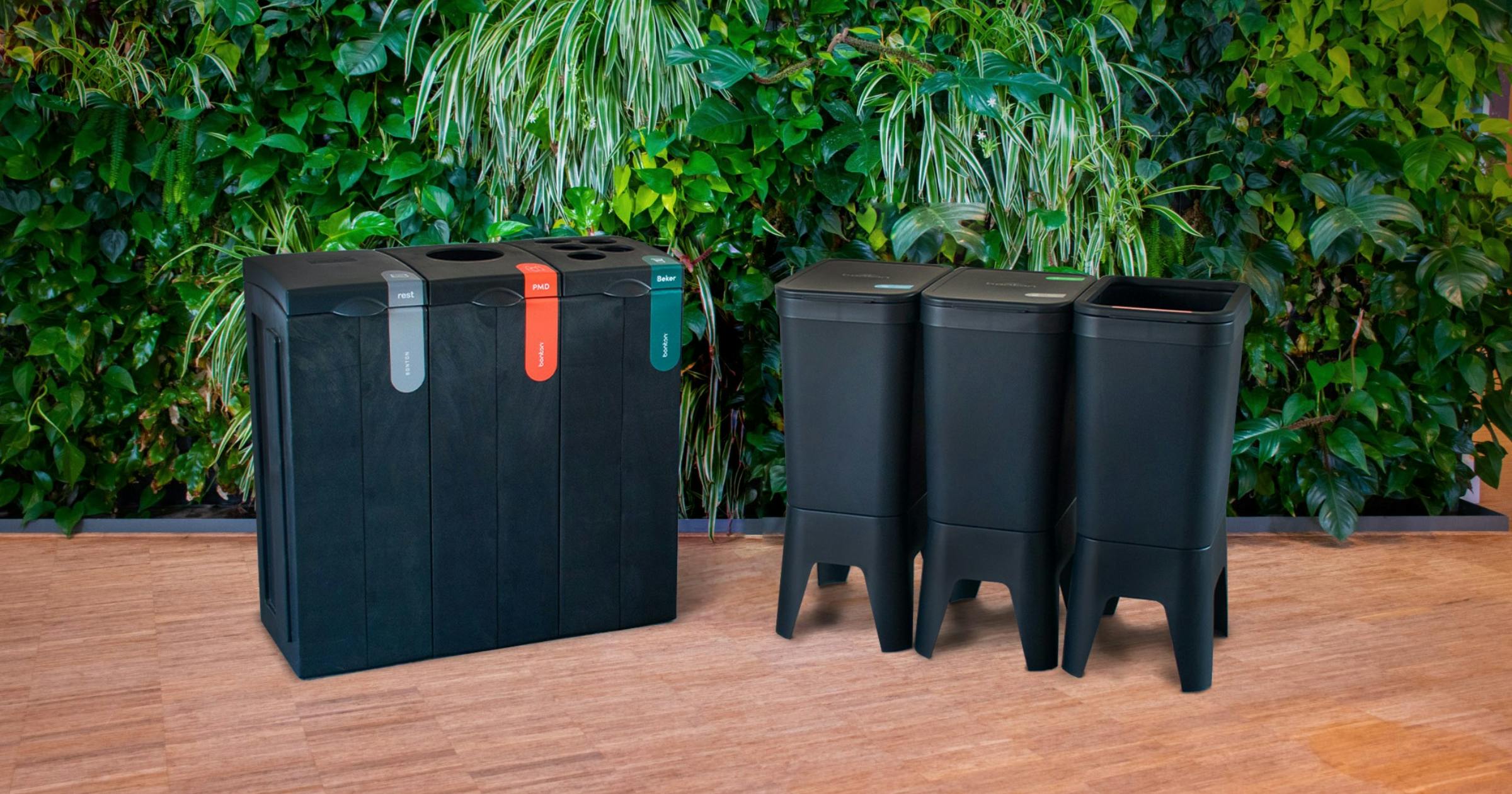 De Bonton Circubin en Bonton Original in een kantooromgeving voor een groene wand