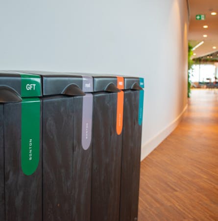 De Bonton Original in een gang van een kantoor of andere zakelijke ruimte