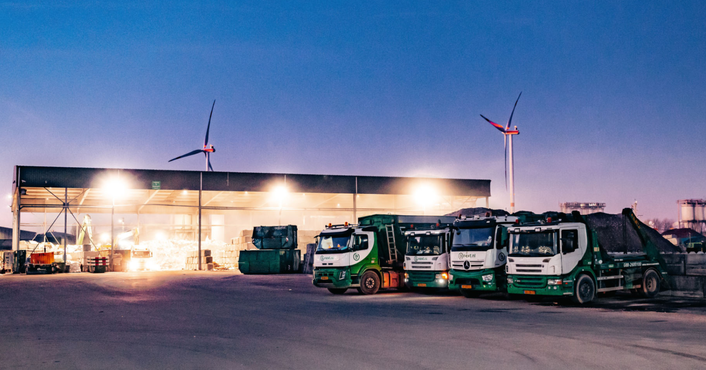 De recycling plant van Bnext.nl met daarvoor verschillende ophaalwagens