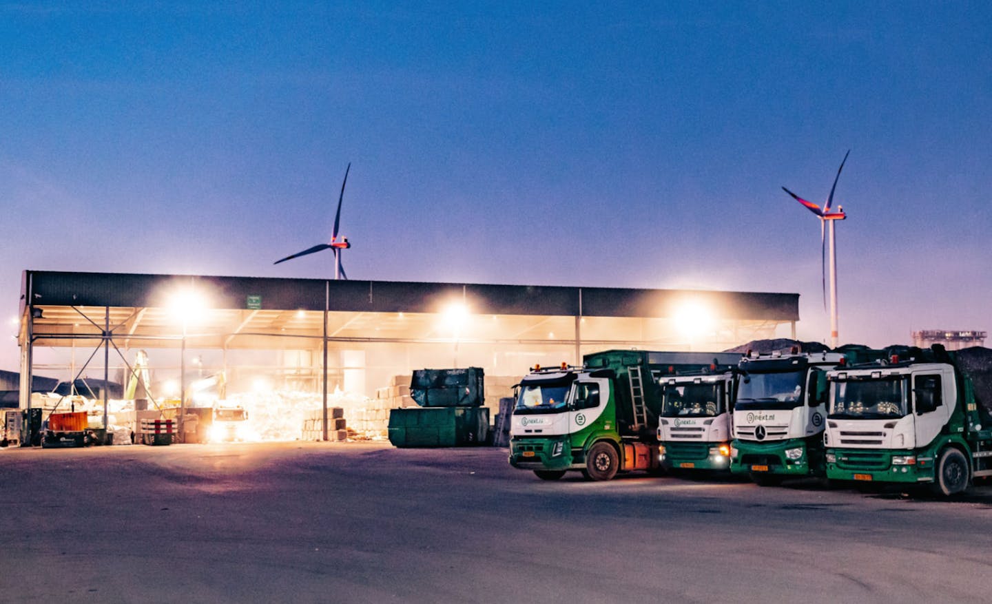 De recycling plant van Bnext.nl met daarvoor verschillende ophaalwagens