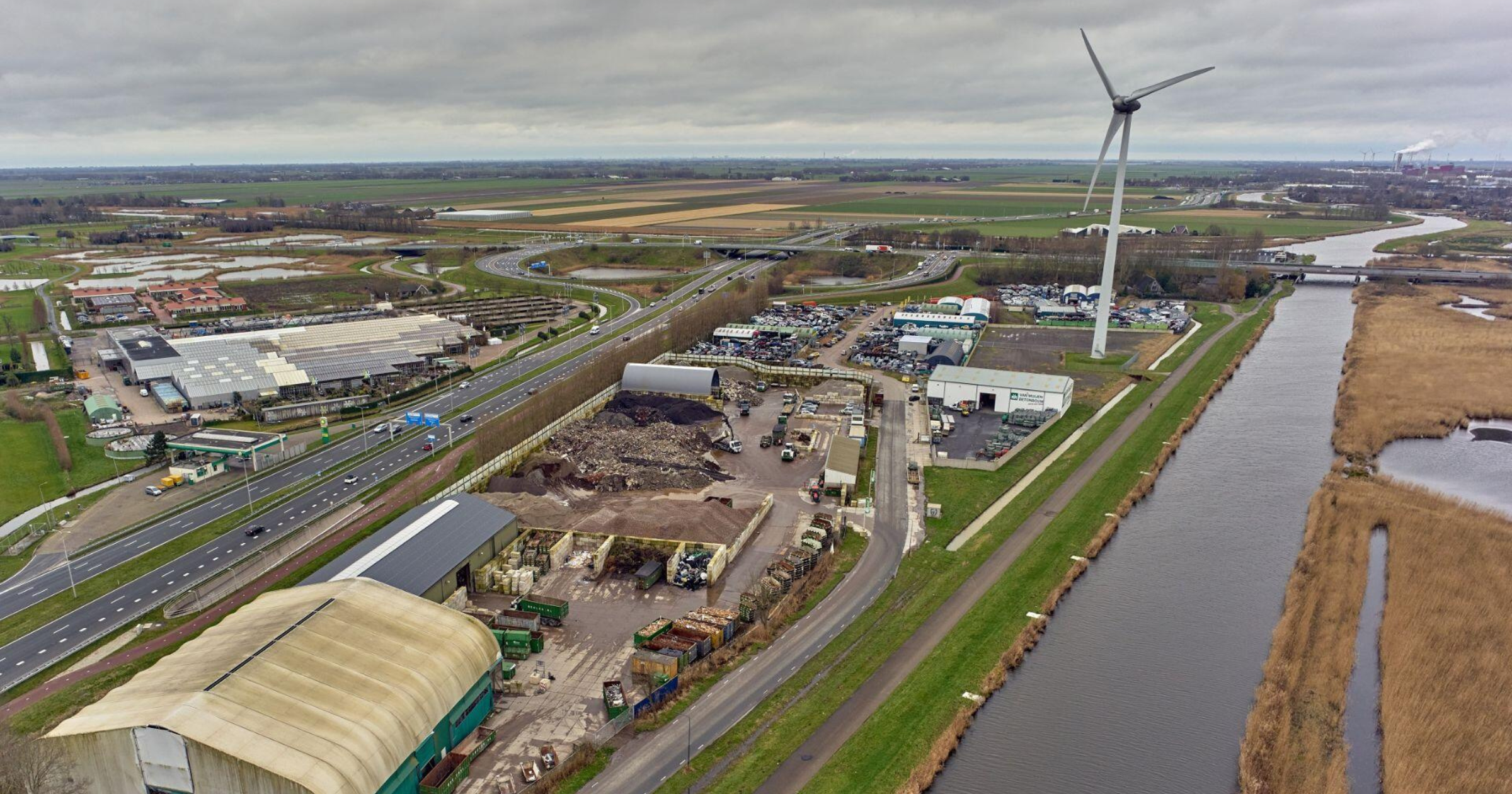 Luchtfoto van het Bnext.nl terrein in Heerhugowaard aan het water