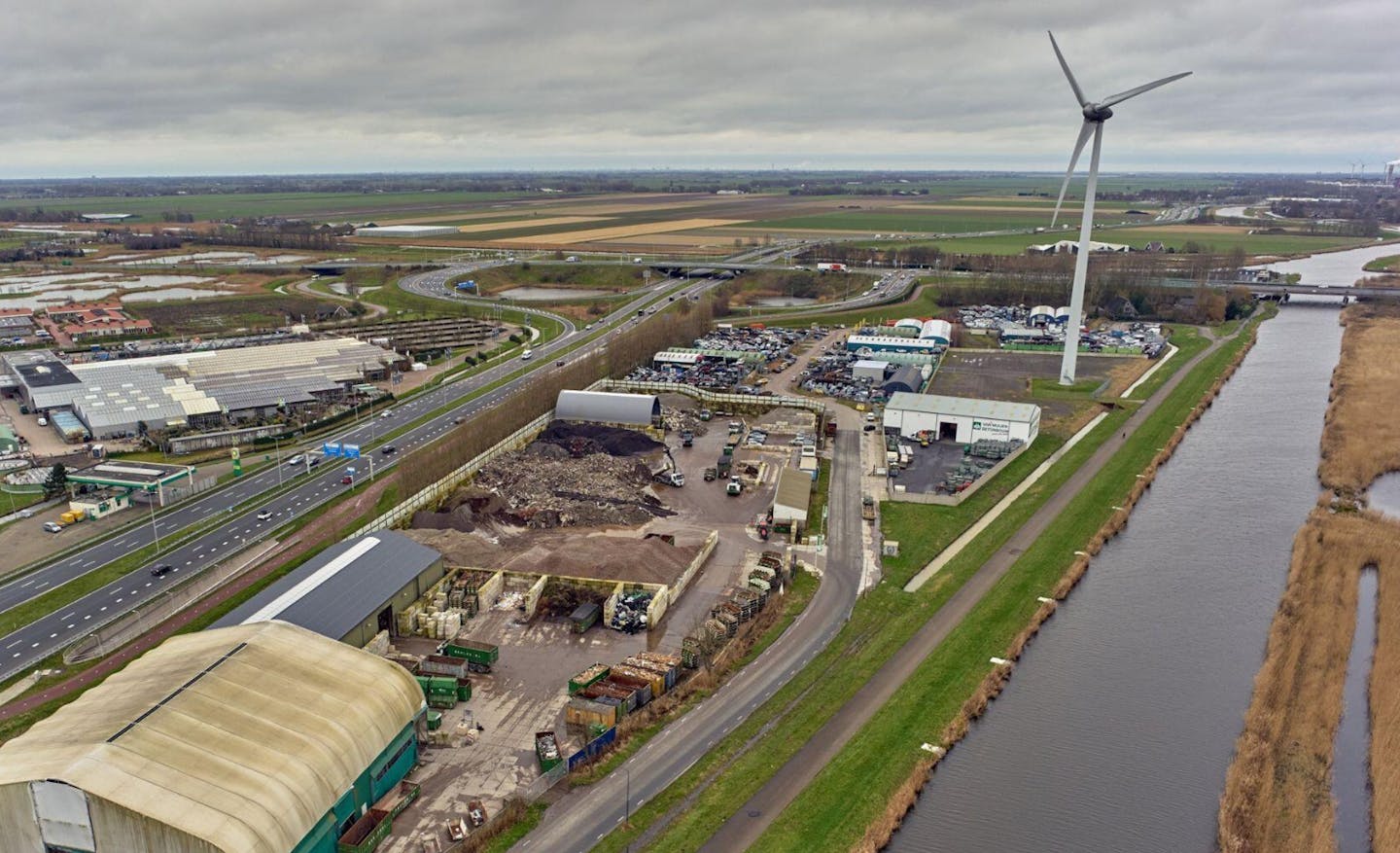 Luchtfoto van het Bnext.nl terrein in Heerhugowaard aan het water