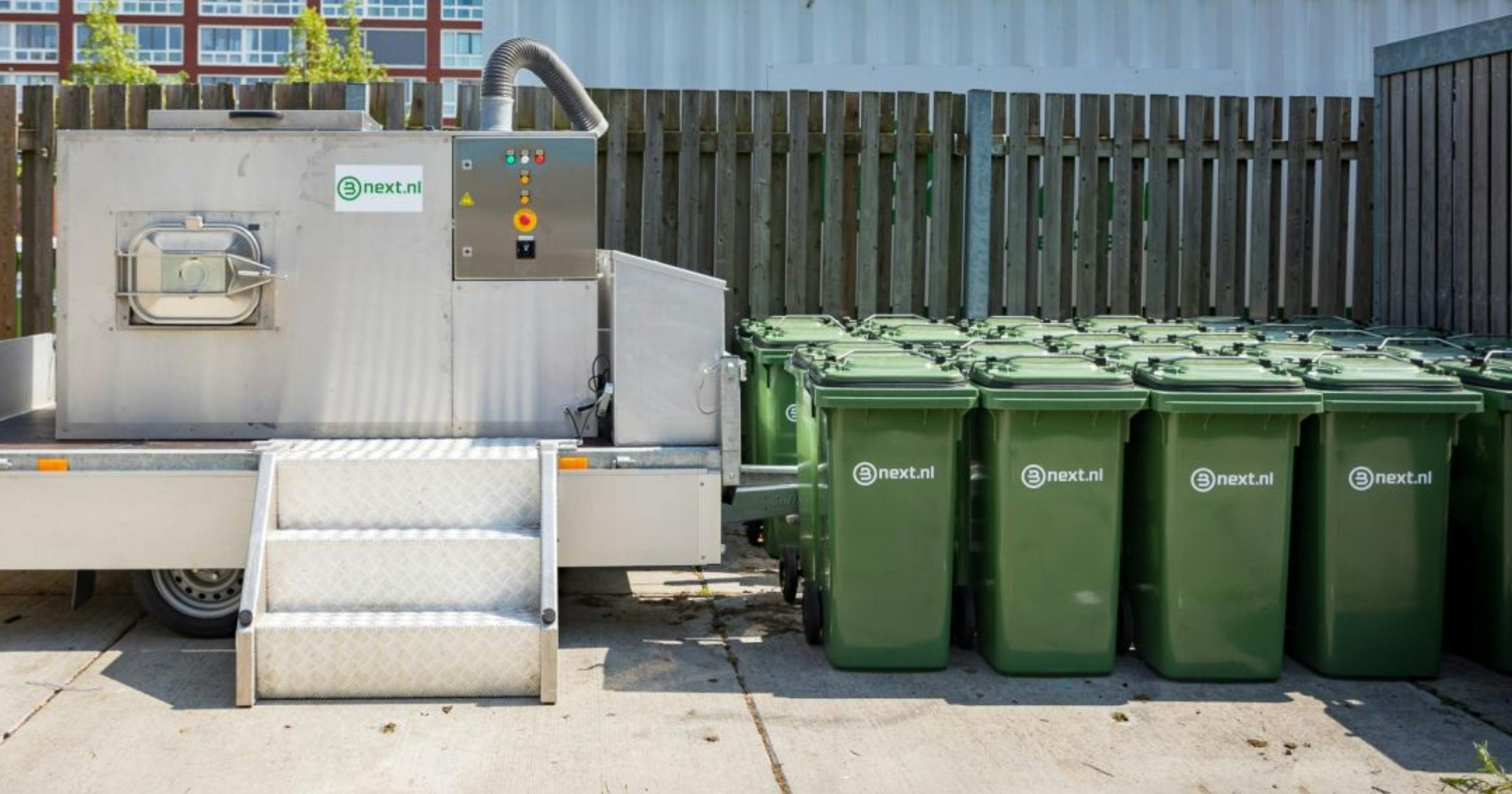 De composteermachine die op het terrein van de Jaarbeurs in Utrecht staat met rolcontainers ernaast