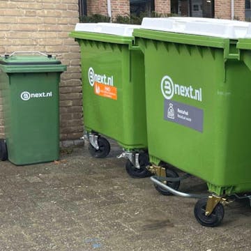Rolcontainers voor gescheiden afval op het terrein van Bouwbedrijf Pennings