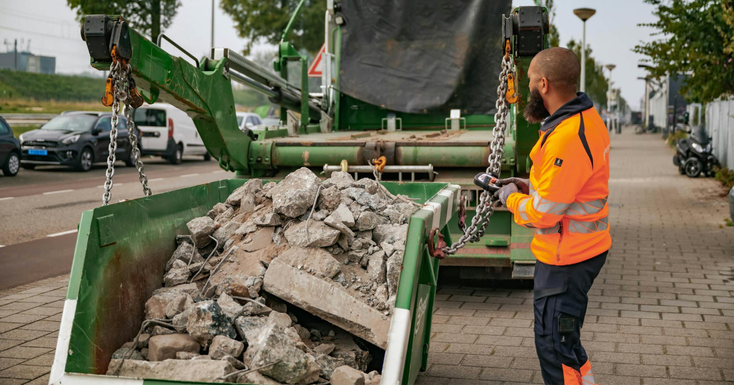 Puinafval container wordt op de wagen geladen in Nieuwegein