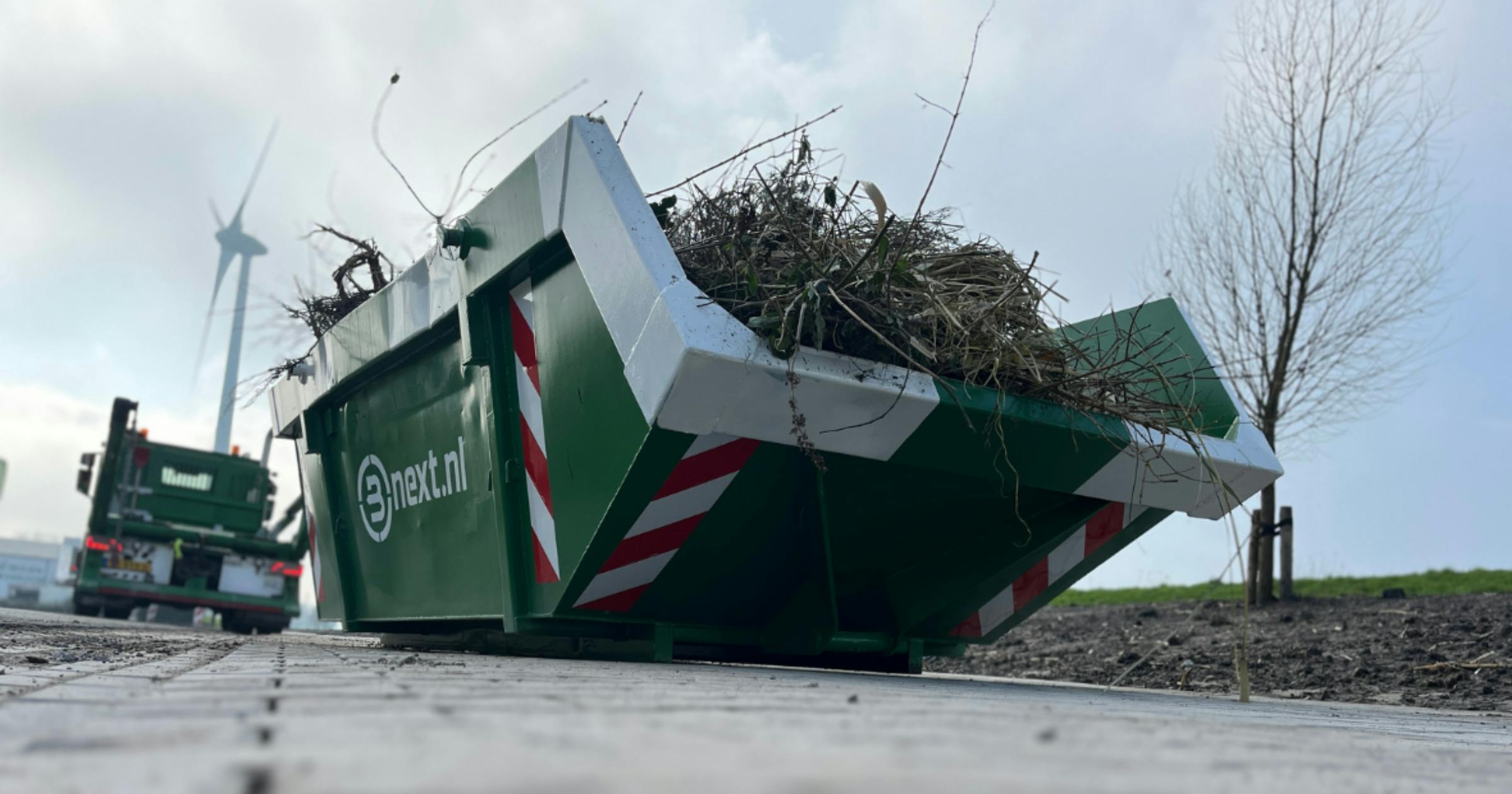 Een volle container met tuin- en groenafval