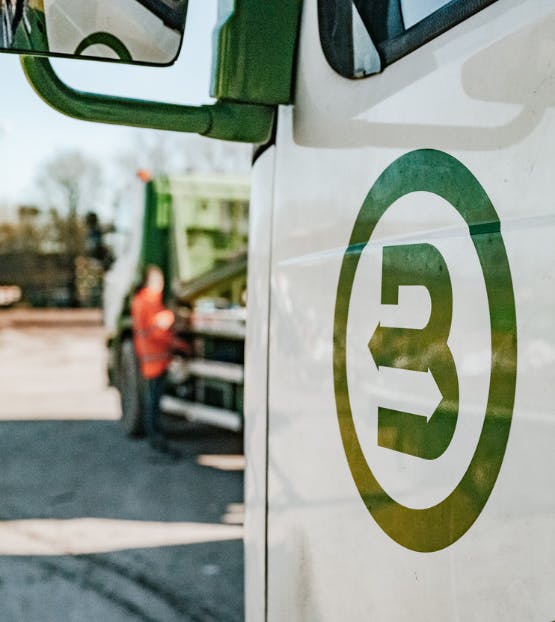 De zijkant van een Bnext.nl vrachtwagen met het logo erop