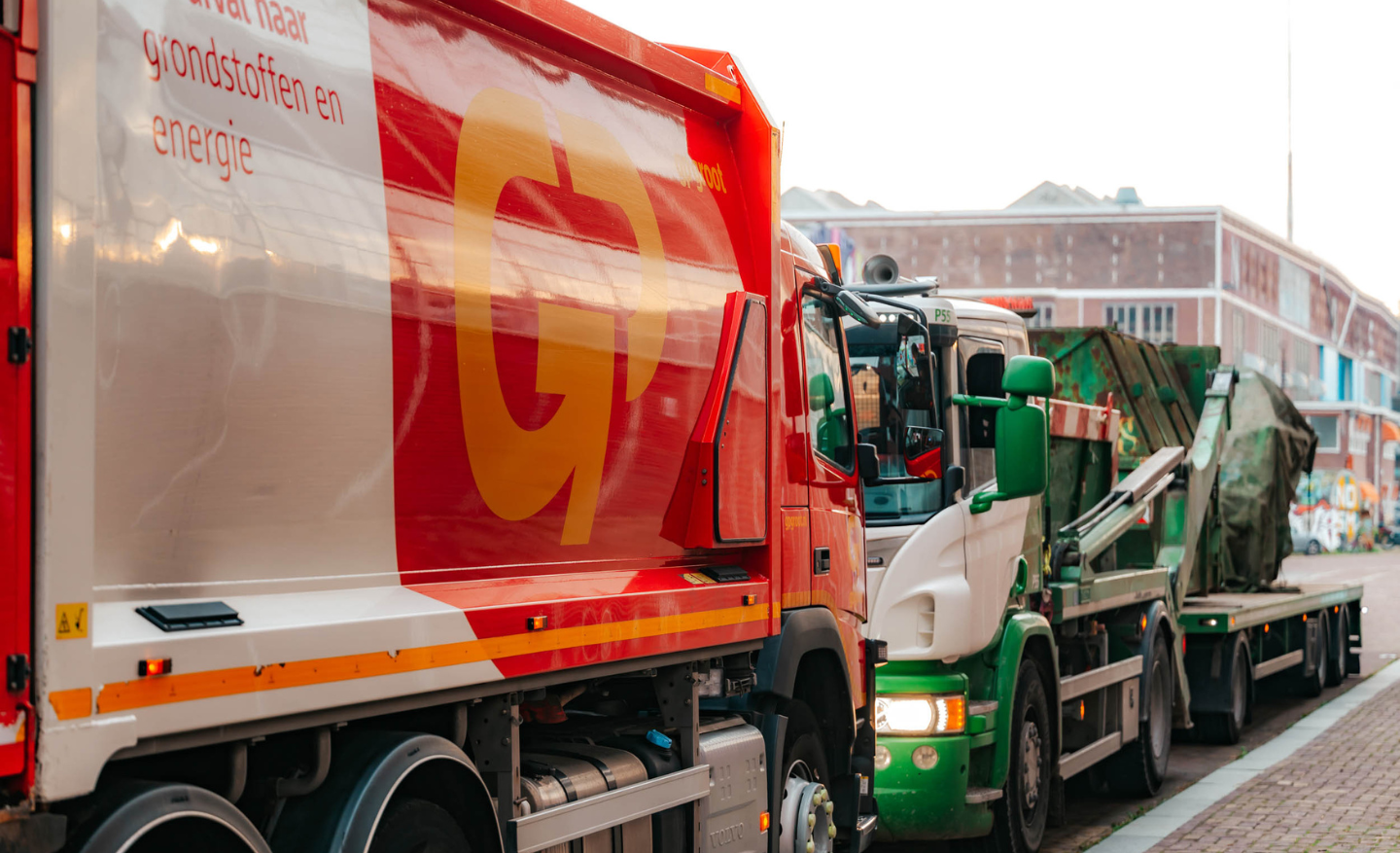 Twee vrachtwagens op een foto