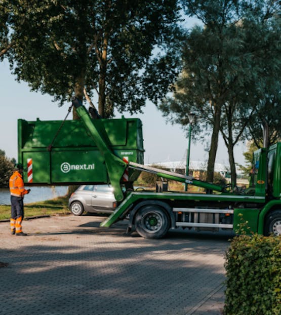 Bnext.nl medewerker haalt een gesloten 9 kuubs container op bij een woonhuis