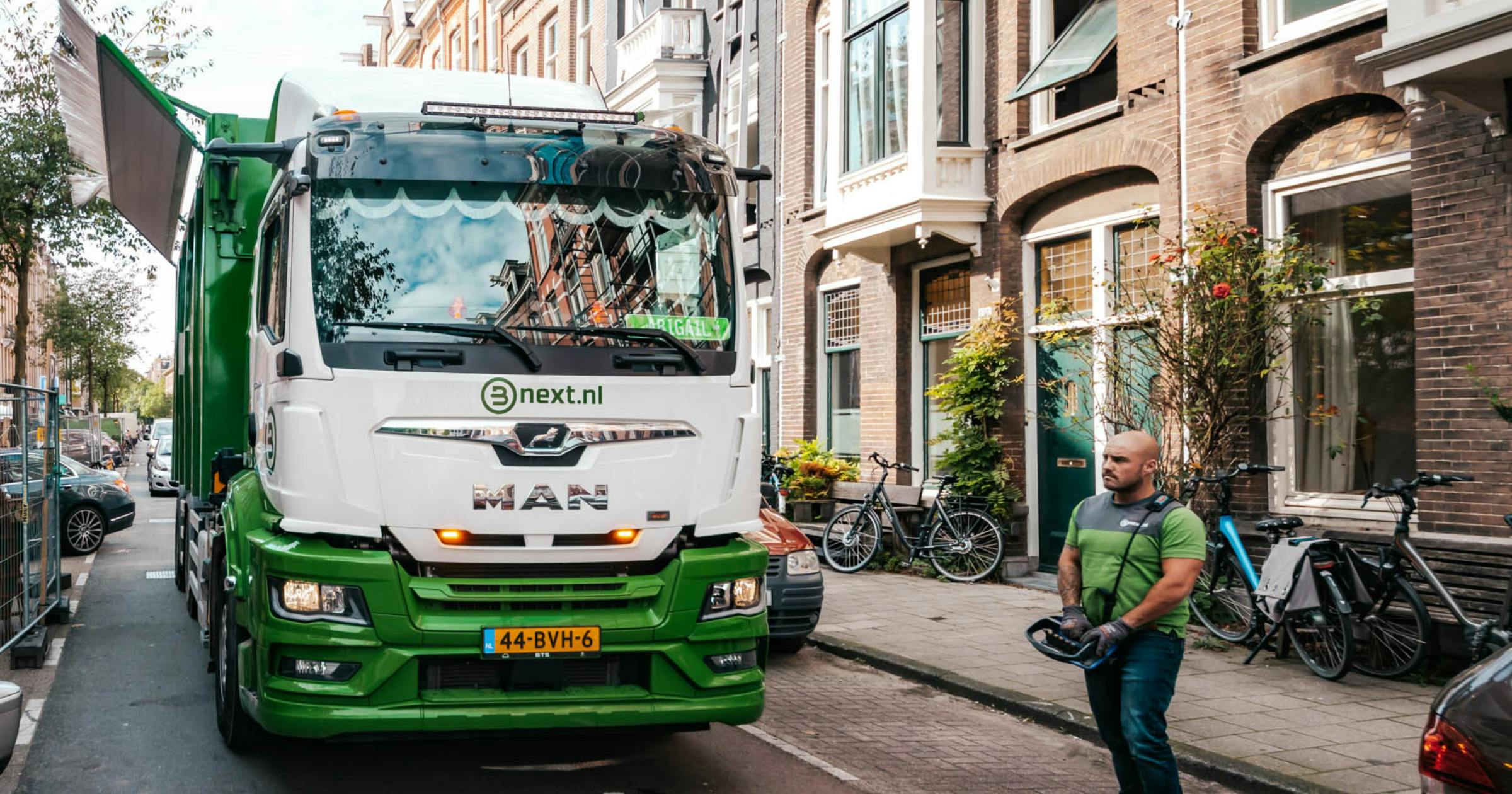 Ophalen van afval in een nauwe stadsstraat