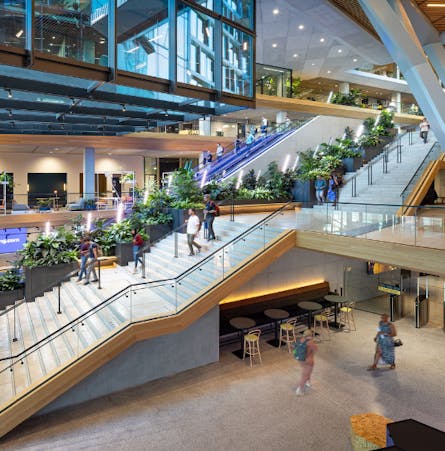 De binnenkant van het Booking.com kantoorgebouw met trappen en een atrium