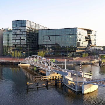 Foto van het Booking.com gebouw aan het water
